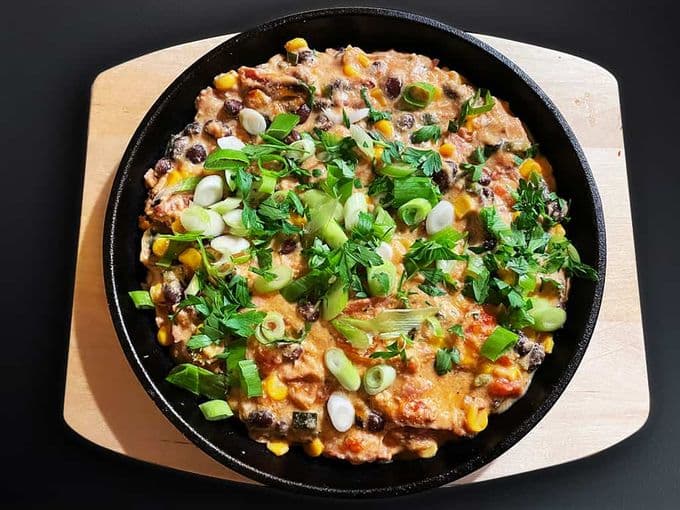 Cowboy queso dip in een skillet van de barbecue