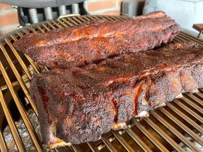 2 spareribs op een barbecue rooster