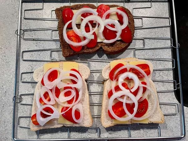 braai broodjies belegd met kaas, tomaat en ui