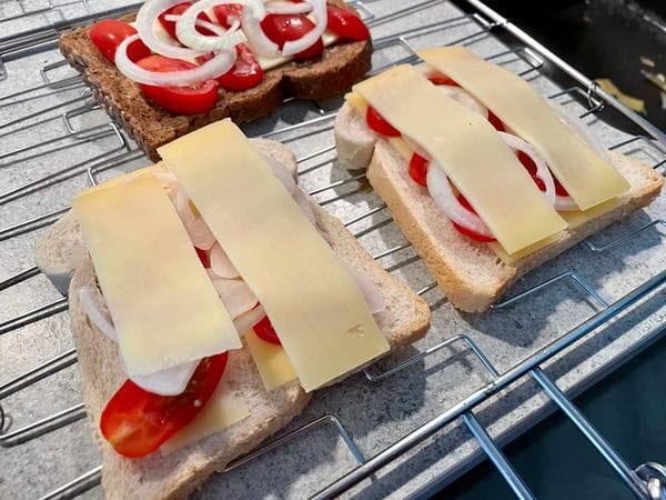 braai broodjies belegd met kaas, tomaat. ui en kaas