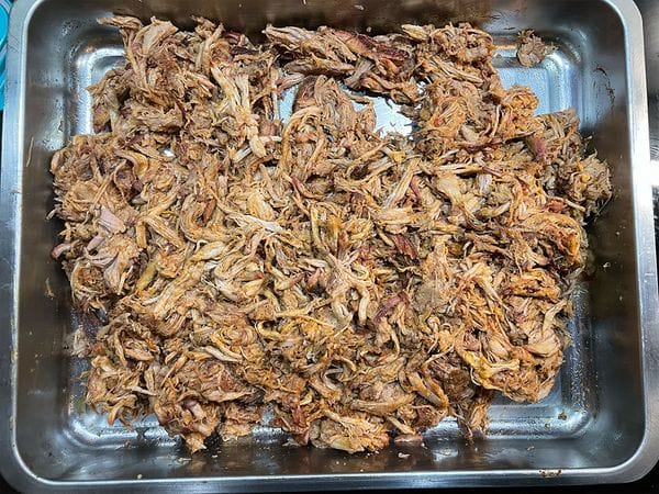 pulled pork in een RVS ovenschaal