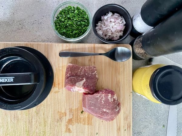 Ingrediënten voor de raw tartaar - ossenhaas, peterselie, sjalot, mosterd, peper en zout